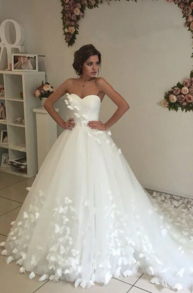 Vestido de novia de tul con escote en forma de A y mariposas para playa